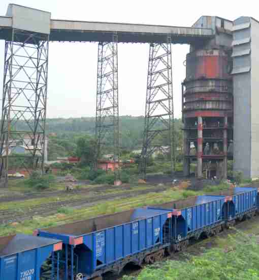 Mineral processing plant with crushing and screening lines